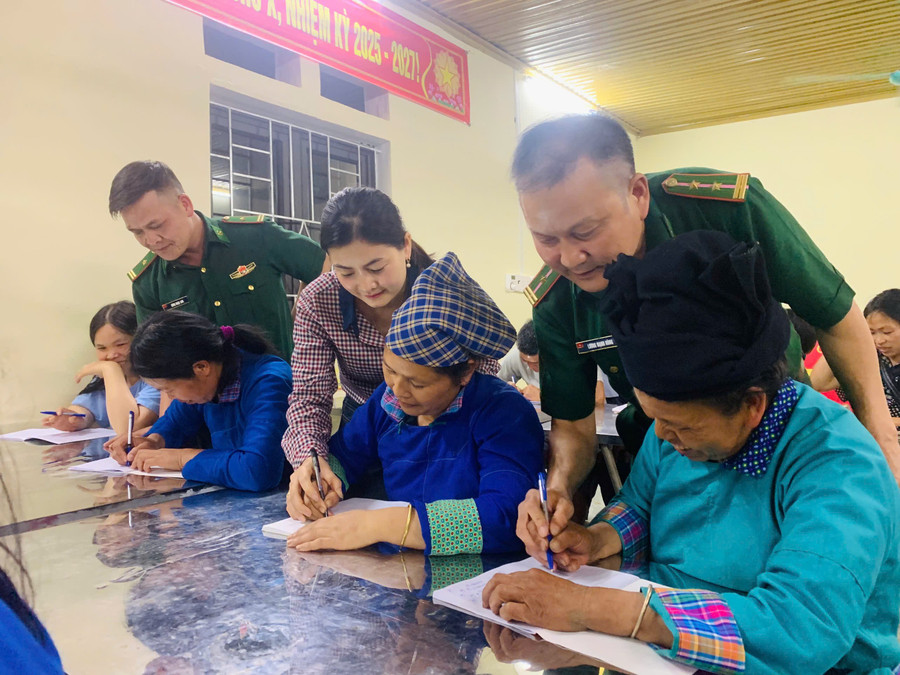 Những thầy giáo quân hàm xanh Đồn Biên phòng Nghĩa Thuận, tỉnh Tuyên Quang tận tình hướng dẫn học viên tại lớp học xóa mù chữ.