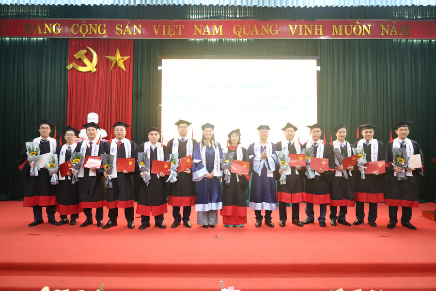 Đại diện Trường ĐH Luật HN trao bằng cho tân MM88dangnhap cá cược bóng đá, lô đề, bắn cá