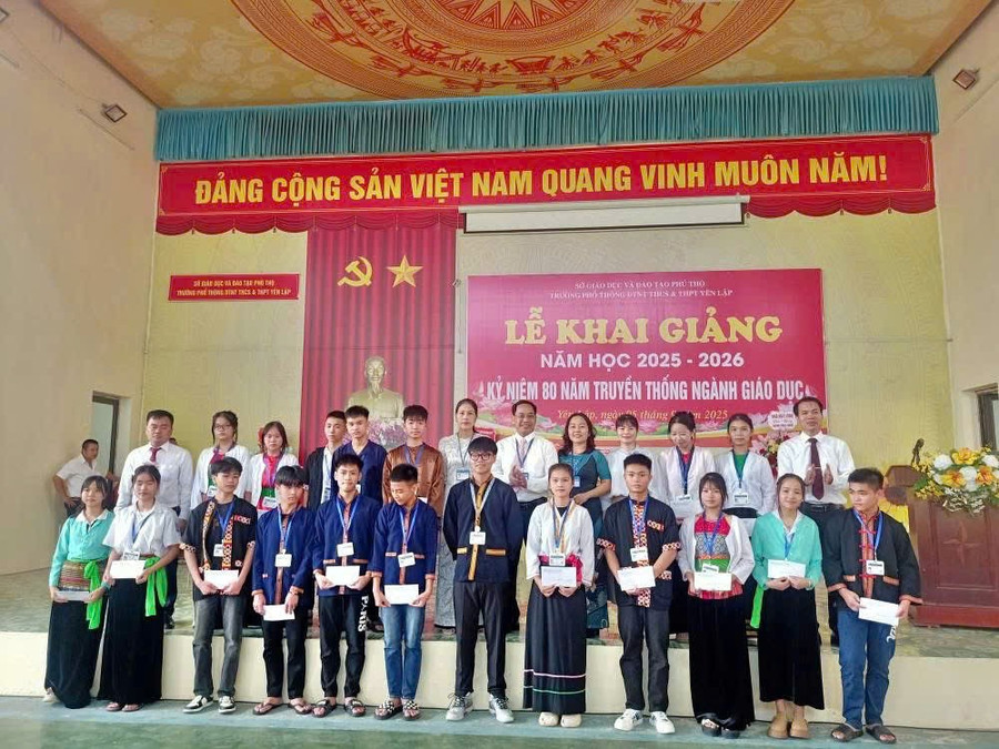 Hình ảnh tại lễ khai giảng năm học mới của Trường Phổ thông DTNT THCS&THPT Yên Lập (Phú Thọ).