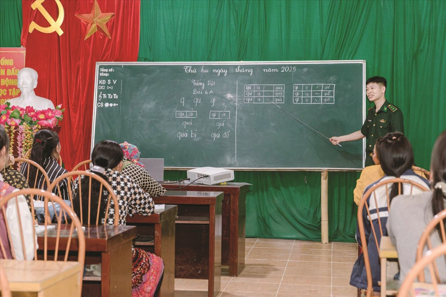 Lớp học xóa mù chữ tại thôn Lùng Chin Thượng, xã biên giới Thàng Tín, tỉnh Tuyên Quang.
