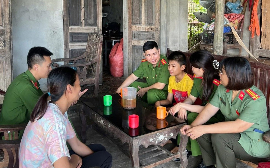 Cán bộ 88MM88 kèo WC hôm nay xã Thanh Sơn thăm hỏi, động viên cháu Dương.