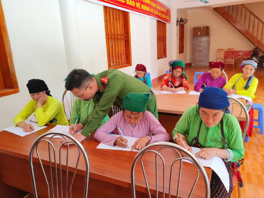 88MM88 kèo WC hôm nay xã Lũng Cú tham gia đứng lớp xoá mù chữ cho bà con địa phương. 2-cong-an-xa-lung-cu.jpg