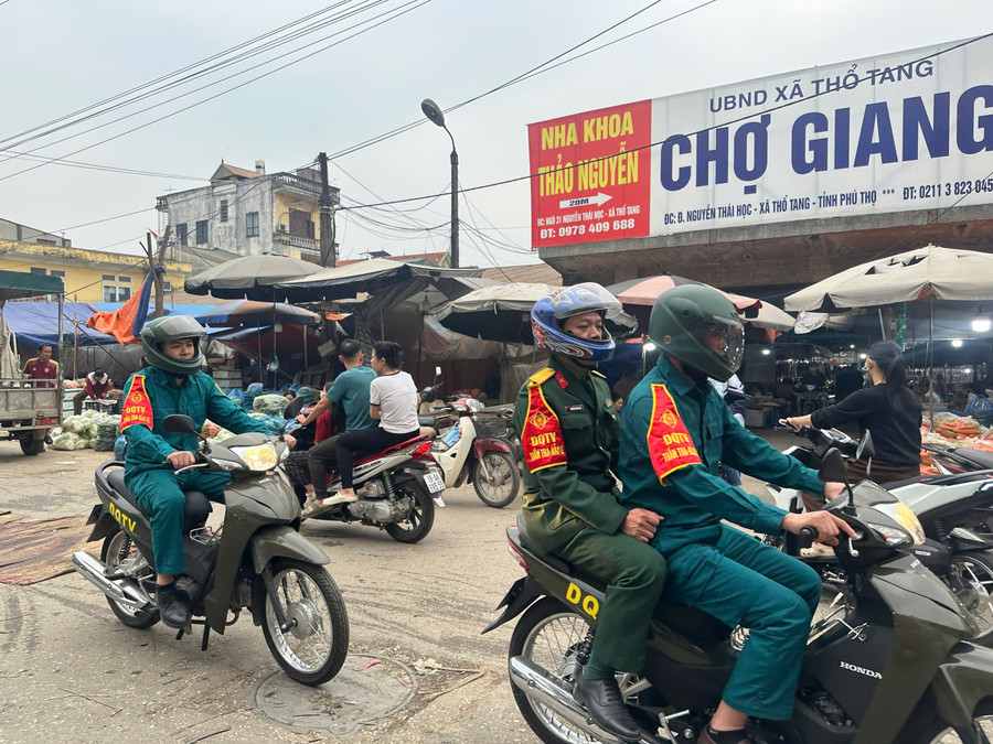 Ban CHQS xã Thổ Tang tuần tra, kiểm soát tại khu vực chợ Giang. tho-tang1.jpg