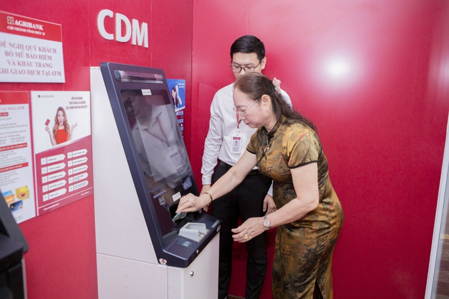 Khách hàng trải nghiệm dịch vụ Autobank CDM tại Agribank chi nhánh Vĩnh Phúc II.