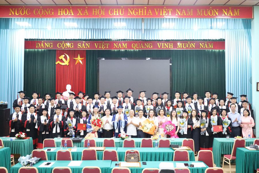 Đại biểu chụp ảnh cùng các tân MM88dangnhap cá cược bóng đá, lô đề, bắn cá. l1.jpg