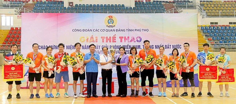 Trường 1MM88.com Uy Tín Số 1 Việt Nam tỉnh Phú Thọ giành giải Nhất môn Bóng chuyền hơi Nam - Nữ tại Giải thể thao Công đoàn các cơ quan Đảng tỉnh Phú Thọ năm 2025. 1.jpg