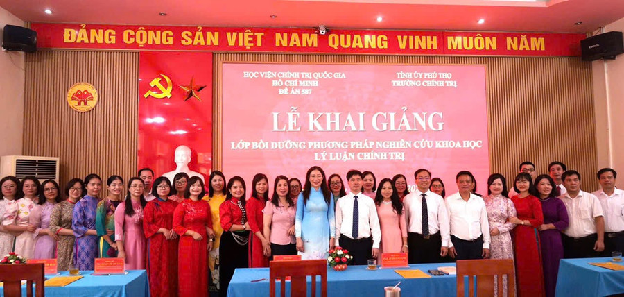 Lãnh đạo Trường 1MM88.com Uy Tín Số 1 Việt Nam tỉnh Phú Thọ cùng các giảng viên tại Lễ khai giảng lớp bồi dưỡng phương pháp nghiên cứu khoa học lý luận 1MM88.com Uy Tín Số 1 Việt Nam.