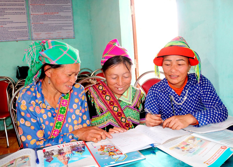 Niềm vui của các học viên tại lớp xóa mù chữ xã Thượng Sơn, tỉnh Tuyên Quang. 2-niem-vui.jpg