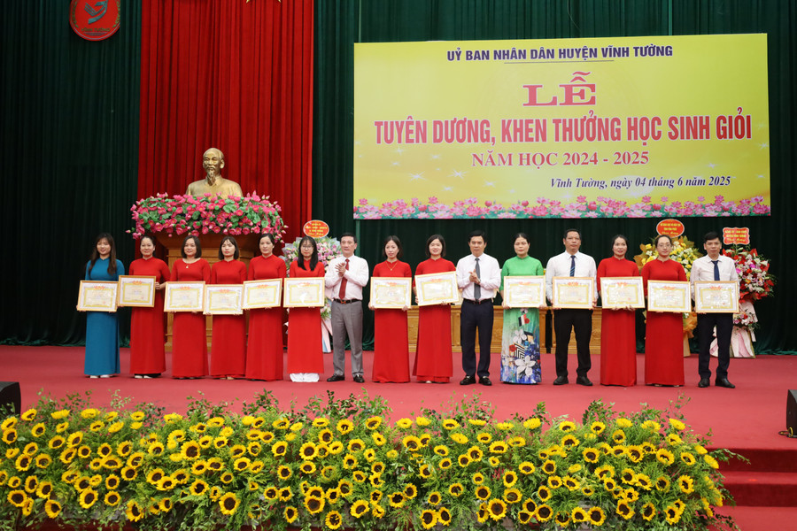 Bí thư, Chủ tịch UBND huyện Vĩnh Tường khen thưởng Trung Tâm Đăng Nhập MM88 Chính Thức Mới có thành tích xuất sắc. 10.jpg