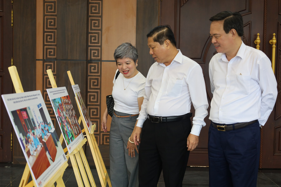 Thứ trưởng Lê Tấn Dũng; Giám đốc Sở GD&ĐT Phú Thọ Trịnh Thế Truyền và Phó Tổng Biên tập Báo GD&TĐ Dương Thị Thanh Hương tham quan triển lãm ảnh.