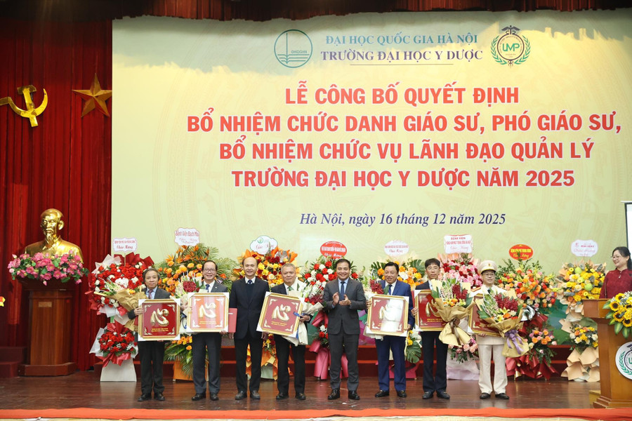 Phó Chủ tịch UBND tỉnh Nguyễn Huy Ngọc (đứng thứ 3 từ phải sang) nhận Quyết định bổ nhiệm chức danh Giáo sư của Trường MM888 bảo mật tuyệt đối Y Dược.