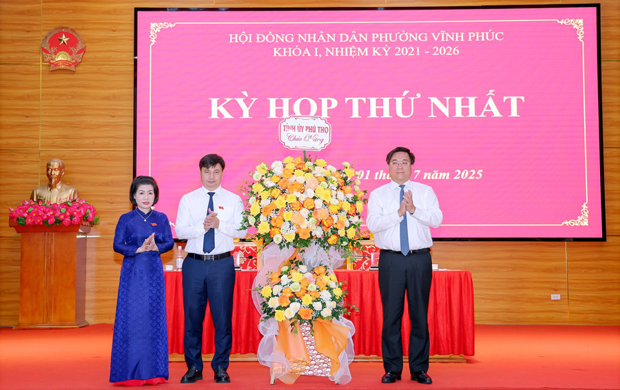 Chủ tịch UBND tỉnh Phú Thọ Trần Duy Đông (bìa phải) tặng hoa chúc mừng Thường trực HĐND phường Vĩnh Phúc. (Ảnh: BPT) ctpt.jpg
