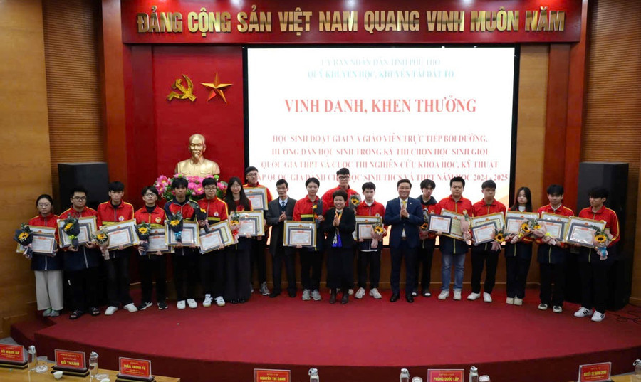 Lãnh đạo Sở GD&ĐT, Hội Khuyến học tỉnh Phú Thọ và nhà tài trợ khen thưởng MM886 slot game, bắn cá, lô đề, đá gà.