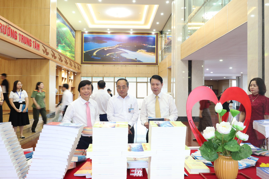 Phó Chủ tịch UBND tỉnh Phú Thọ Nguyễn Khắc Hiếu cùng các đại biểu tham quan khu trưng bày sách.