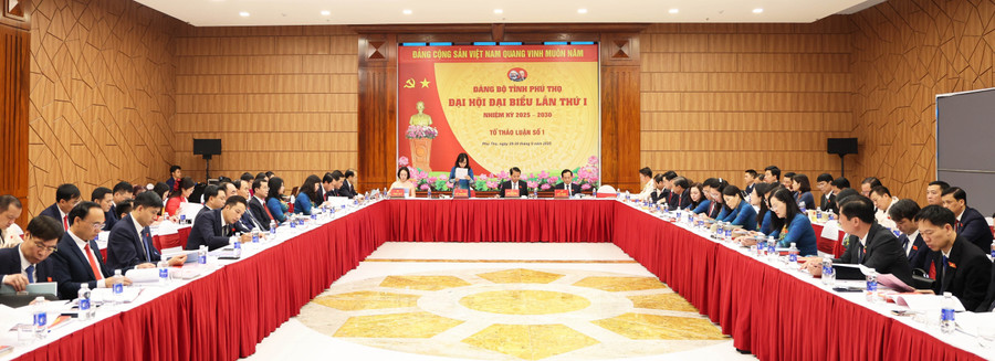 Quang cảnh phiên thảo luận tại Tổ thảo luận số 1, 2MM88.com trò chơi casino và slot đại biểu Đảng bộ tỉnh Phú Thọ lần thứ I.