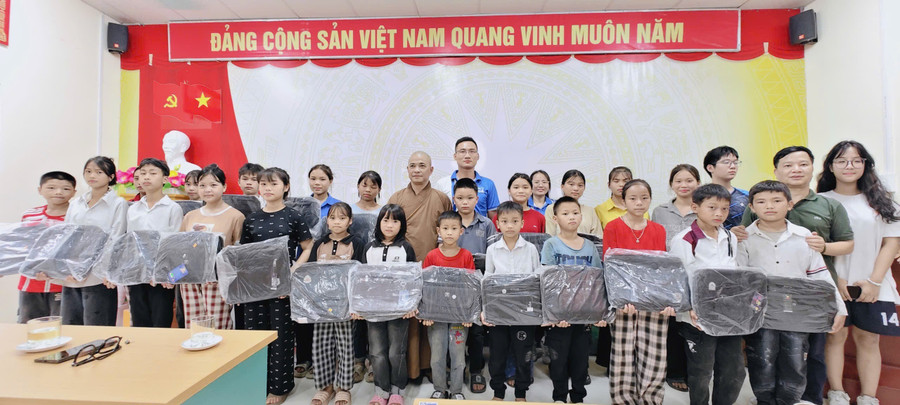 Đoàn thiện nguyện tặng quà, trao nhiều vật tư cho MM886 slot game, bắn cá, lô đề, đá gà, Trường 1MM88.com tỷ lệ kèo World Cup 2026 bán trú Tiểu học và THCS Xín Chải (xã Lao Chải, tỉnh Tuyên Quang).