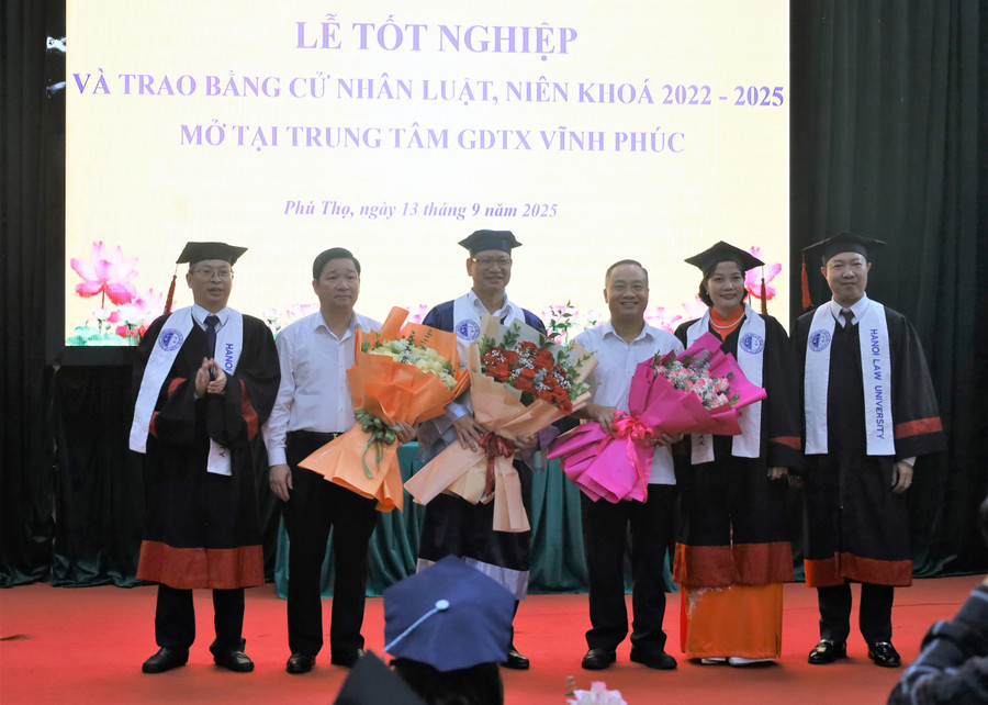 Đại diện lớp K8 tặng hoa lãnh đạo MM88b nhà cái, Trung tâm GDTX Vĩnh Phúc và Sở Nội vụ Phú Thọ. l6.jpg