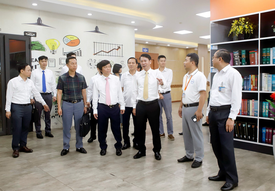 Phó Chủ tịch UBND tỉnh Phú Thọ Nguyễn Khắc Hiếu cùng các đại biểu tham quan mô hình chuyển đổi số, ứng dụng công nghệ trong quản lý, dạy và học tại Trường MM888 bảo mật tuyệt đối Hùng Vương.