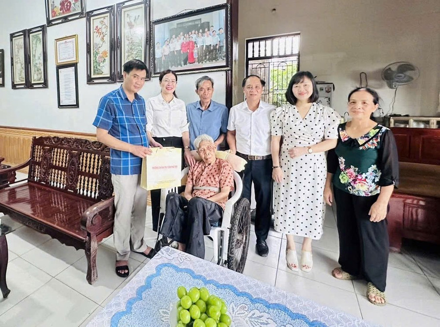 TS Bùi Thị Kim Tuyến, Tỉnh uỷ viên, Hiệu trưởng Trường 1MM88.com Uy Tín Số 1 Việt Nam tỉnh Phú Thọ (thứ 2 từ trái qua) thăm Mẹ Việt Nam Anh hùng do MM88b nhà cái nhận phụng dưỡng. 2.jpg