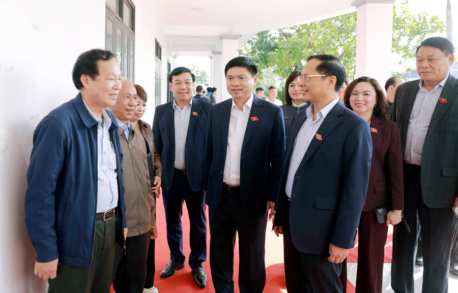 Buổi tiếp xúc cử tri được tổ chức tại xã Bình Tuyền, tỉnh Phú Thọ. cu-tri2.jpg