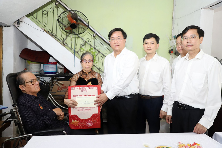 Chủ tịch UBND tỉnh Phú Thọ Trần Duy Đông thăm, tặng quà bệnh binh Đặng Thanh Hùng ở tổ dân phố Vĩnh Thịnh 3, phường Vĩnh Yên.