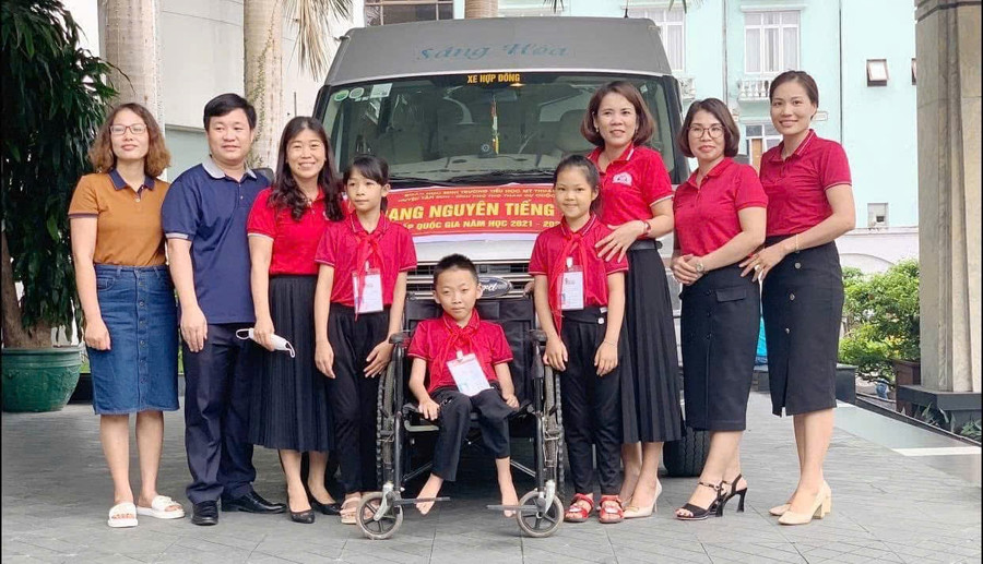 Hà Đức Mạnh (ngồi xe lăn) với hành trình vượt lên số phận.
