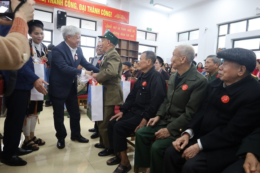 Phó Chủ tịch Thường trực Quốc hội Đỗ Văn Chiến trao quà cho các lão thành có trên 45 năm tuổi Đảng. img-9788.jpg