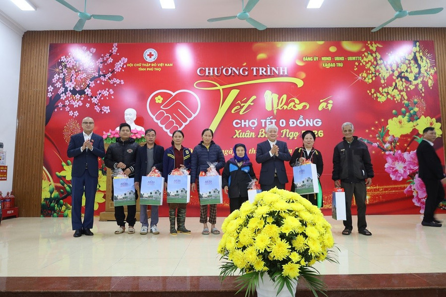Phó Chủ tịch Thường trực Quốc hội Đỗ Văn Chiến và ông Phạm Đại Dương, Bí thư Tỉnh ủy Phú Thọ trao quà cho các hộ dân có hoàn cảnh đặc biệt khó khăn. img-9780.jpg