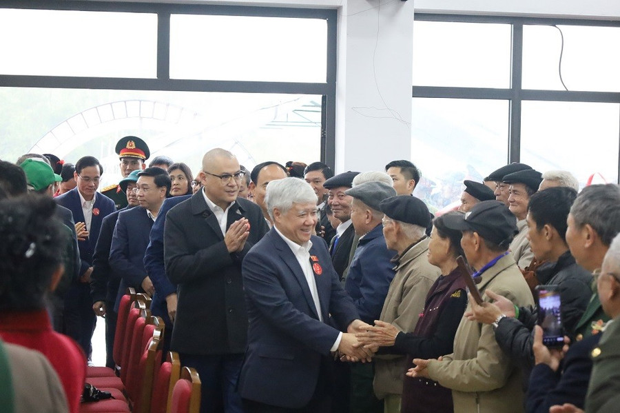 Phó Chủ tịch Thường trực Quốc hội Đỗ Văn Chiến được người dân đón tiếp nhiệt tình. img-9744.jpg
