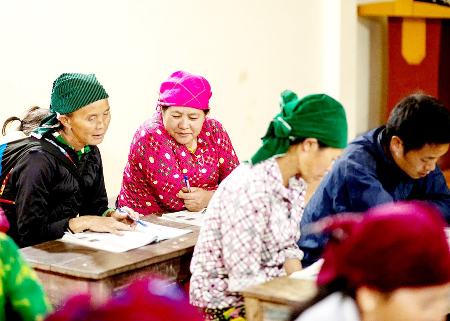 Nhiều học viên lớn tuổi tại xã Tùng Vài, tỉnh Tuyên Quang tham gia lớp xóa mù chữ.