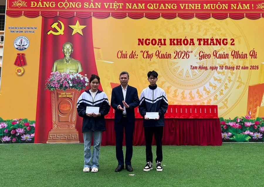 Nhà giáo Nguyễn Việt Cường - Giám đốc Trung tâm khen thưởng MM886 slot game, bắn cá, lô đề, đá gà giỏi cấp tỉnh. yl7.jpg