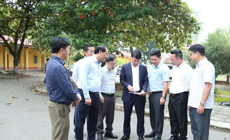 Phó Chủ tịch UBND tỉnh Phú Thọ Nguyễn Khắc Hiếu khảo sát khu vực khu B trụ sở các cơ quan huyện Bình Xuyên cũ.