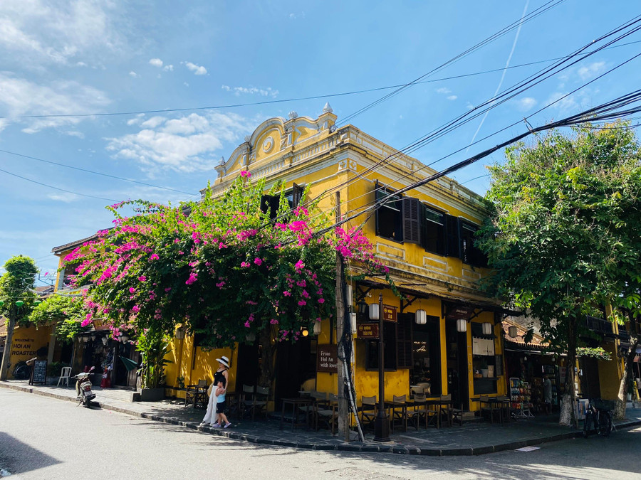 Một góc đường Trần Phú nối với đường Lê Lợi. can canh con duong lot top the gioi dep nhat o hoi an (7).jpg