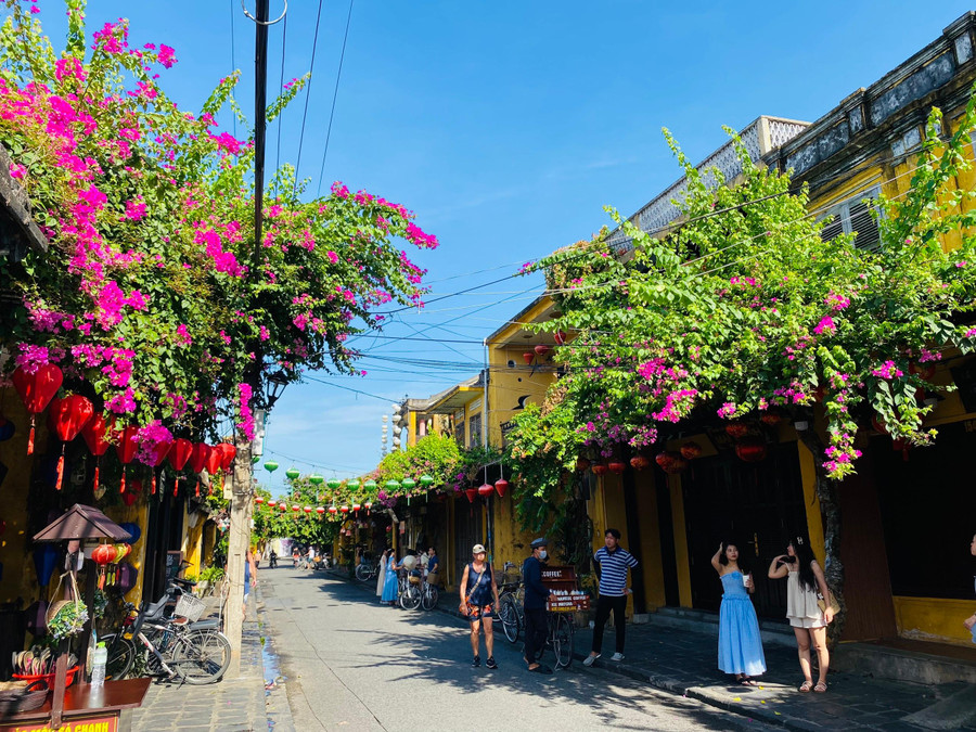 Sự bình yên của đường Trần Phú. can canh con duong lot top the gioi dep nhat o hoi an (5).jpg