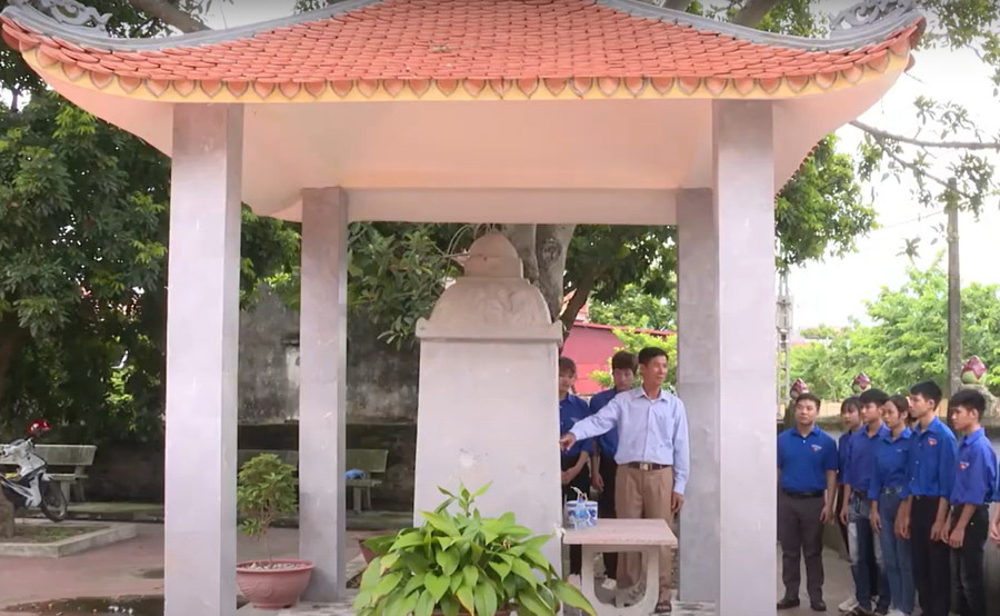 Bia 'Thưởng Xuân đình bi' tạo tác năm 1700 mang đậm ý nghĩa về văn hóa làng Lương Xá và các nhà khoa bảng. ngoi lang co nhieu nguoi do dai khoa nhat kinh bac (2).png