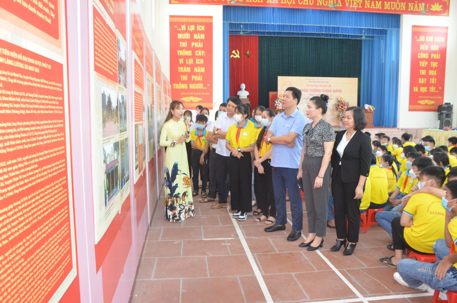Trưng bày lưu động chủ đề truyền thống khoa bảng tại huyện Lương Tài. ngoi lang co nhieu nguoi do dai khoa nhat kinh bac (1).jpg