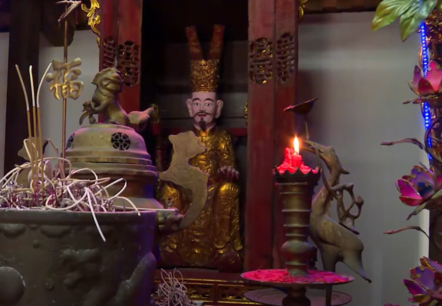 Tượng Thái úy Tô Hiến Thành trong đình Lương Xá. ngoi lang co nhieu nguoi do dai khoa nhat kinh bac (3).png