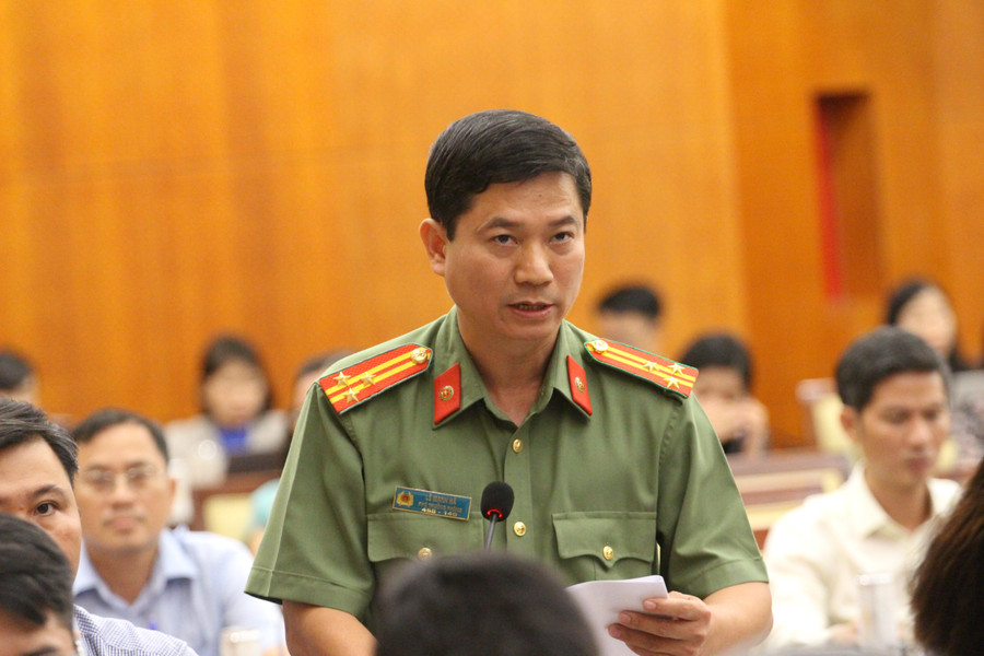 Thượng tá Lê Mạnh Hà, Phó Trưởng phòng Tham mưu 88MM88 kèo WC hôm nay TPHCM cảnh báo về tình trạng lừa đảo trên không gian mạng đang nở rộ. Ảnh: Thành Nhân Lua dao tren khong gian mang o cac tinh phia nam.JPG