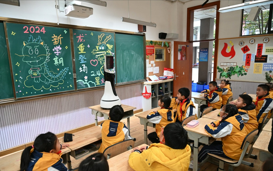 Robot giúp tăng hiệu quả tương tác trong lớp học. trung-quoc-day-manh-giao-duc-ai.jpg