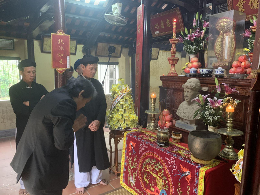 Sinh thời, Tiến sĩ Đặng Huy Trứ có quan điểm giáo dục: 'Học không phải để sau này cốt 'áo chùng, đai lớn, bước rộng ngồi cao…''. nha khoa bang duoc ton lam ong to nghe nhiep anh (5).jpg