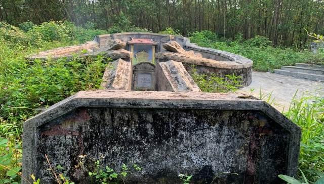 Lăng mộ Tiến sĩ Đặng Huy Trứ tại làng Hiền Sĩ, xã Phong Sơn (Phong Điền, Thừa Thiên Huế). nha khoa bang duoc ton lam ong to nghe nhiep anh (3).jpg