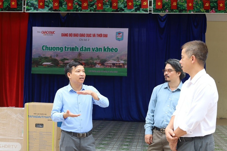 Đại diện trường THCS Mai Châu giới thiệu cơ sở vật chất của đơn vị với đại diện Báo GD&TĐ. img-0484.jpg