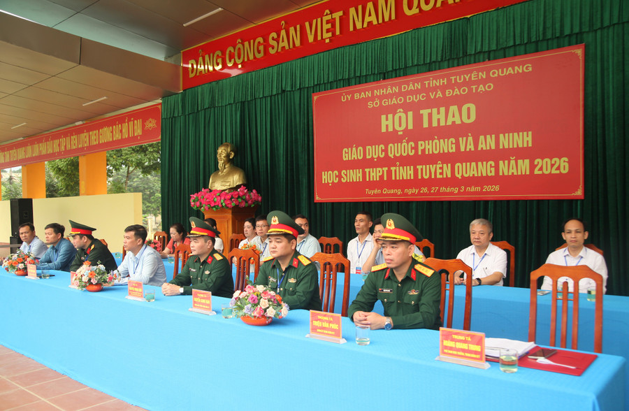 Các đại biểu dự khai mạc hội thao. 1000049194.jpg