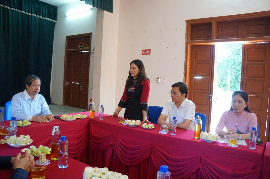 Bộ trưởng Nguyễn Kim Sơn nghe lãnh đạo địa phương thông tin tình hình giáo dục. dsc06362.jpg