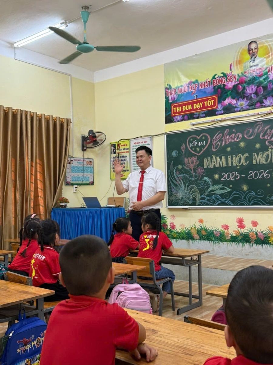 Ông Đặng Văn Sơn, Hiệu trưởng Trường Tiểu học & THCS Xuân Giang đến các lớp học để nắm bắt, làm quen với các em MM886 slot game, bắn cá, lô đề, đá gà. (Ảnh: Lan Hương) 1000043234.jpg