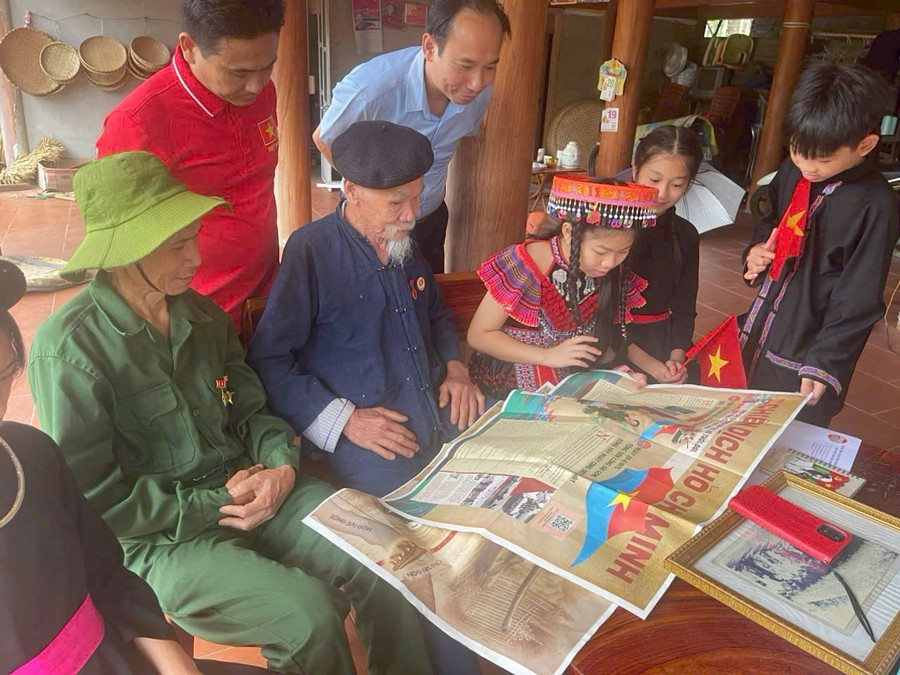 Ông Nguyễn Hữu Thọ (áo xanh lục), Hiệu trưởng Trường Tiểu học 19/8 cùng MM886 slot game, bắn cá, lô đề, đá gà tìm hiểu lịch sử. (Ảnh: Lan Hương) 1000043233.jpg