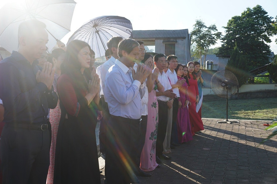 Bộ trưởng Nguyễn Kim Sơn và đoàn thành kính dâng hương. dsc06411.jpg