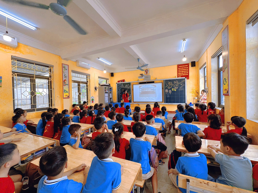 Trẻ Mầm non làm quen với môi trường lớp 1. 1000031648.jpg