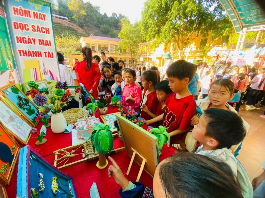 Các khu trưng bày sản phẩm STEM. 1000031709.jpg