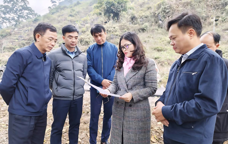 Bà Vương Ngọc Hà, Phó Chủ tịch UBND tỉnh Tuyên Quang trong chuyến khảo sát. (Ảnh: CTTTQ)